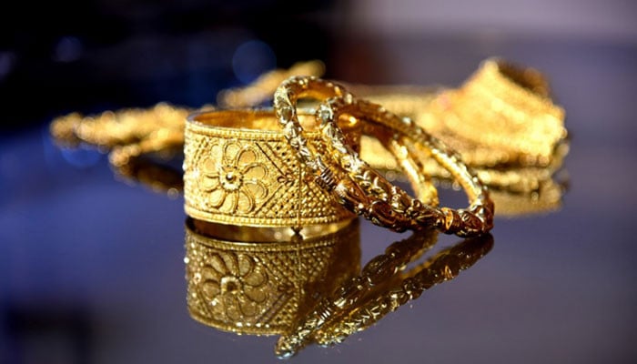 Gold has become cheaper by Rs 1000 per tola in the country