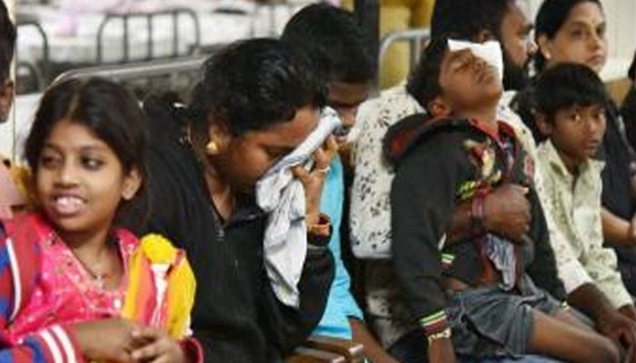 On the occasion of Diwali, 28 people were injured by firecrackers, their eyes were affected
