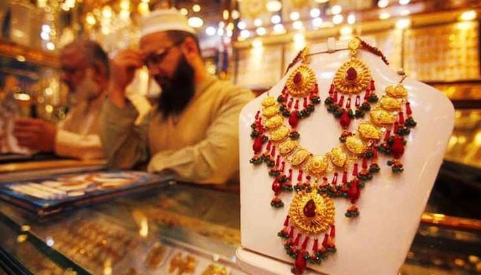 Despite the decline in the global exchange rate, gold in the country has become expensive by hundreds of rupees