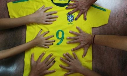 A family with 6 fingers on each hand, wishing for Brazil’s success in the World Cup