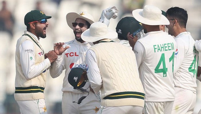 England team 281 at Dhir, Pakistan scored 107 runs for 2 wickets
