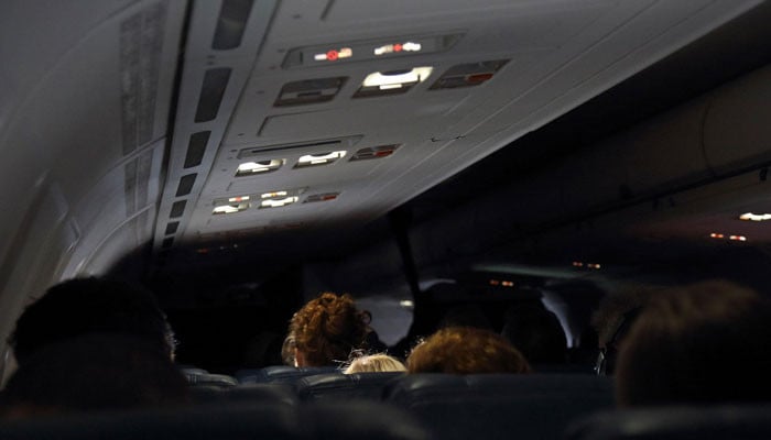 Know the reason why the lights dim when the plane is taking off or landing?