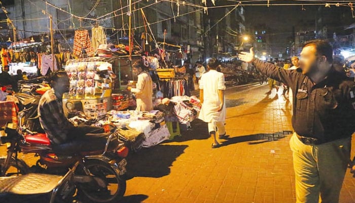 Traders rejected the decision to close restaurants and businesses at 8 pm