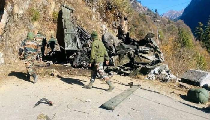 An Indian army truck fell down the Agra mountain, 16 soldiers including three officers were killed