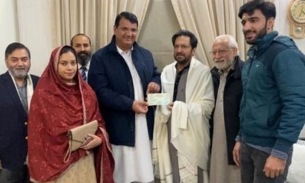 Amir Maqam visited actor Firdous Jamal’s house and presented a check of Rs 1 crore for treatment