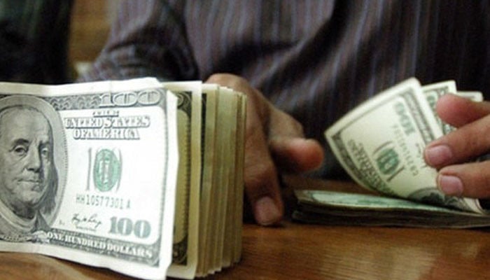 The foreign exchange reserves of the State Bank decreased even more than that of the commercial banks