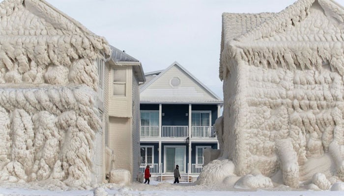 After the blizzard in America, the lakeside houses started to present a fascinating sight