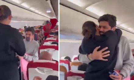 The boy proposed to the girl in the air during the flight, the video went viral