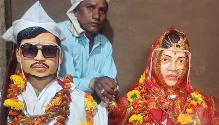 Statues of a couple who committed suicide because of not having a marriage of their choice were married