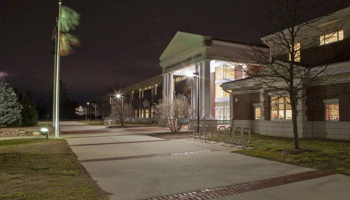 7000 lights of this school have been lit for one and a half years, all attempts to shut them down have failed