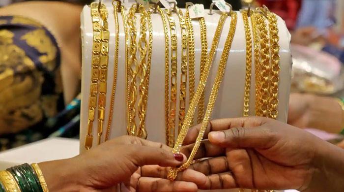 A decrease in the price of gold per tola by thousands of rupees