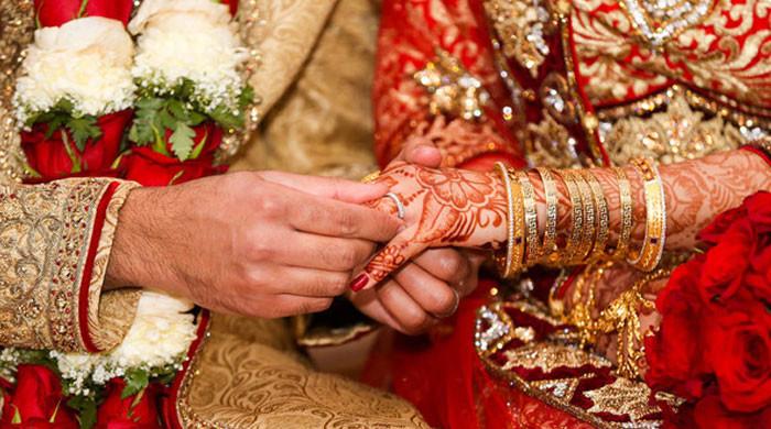 On finding old furniture in the dowry, the bridegroom refused the marriage at the same time
