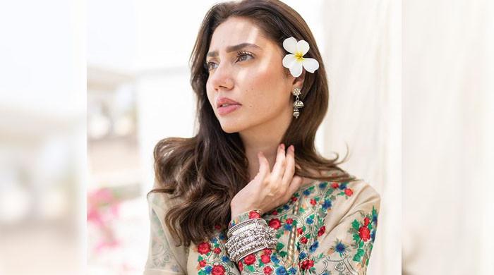 Which of the 3 major political parties of Pakistan is Mahira Khan on?