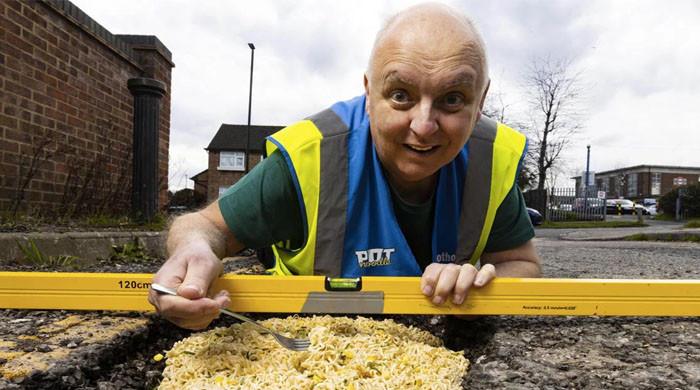 The British citizen filled the potholes with noodles to attract the attention of the government