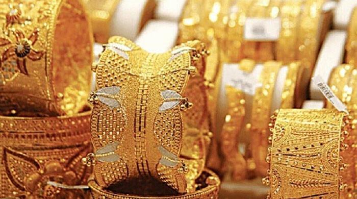 An increase in the price of gold per tola in the country by hundreds of rupees