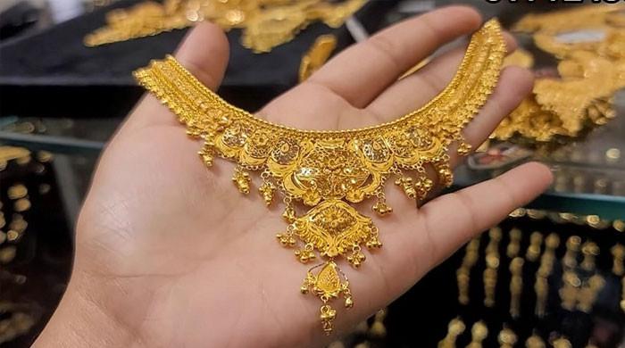 250 rupees reduction in the price of gold per tola in the country