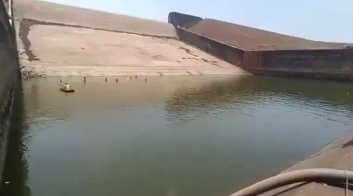 The government employee emptied the dam to find the smartphone that had fallen into the dam